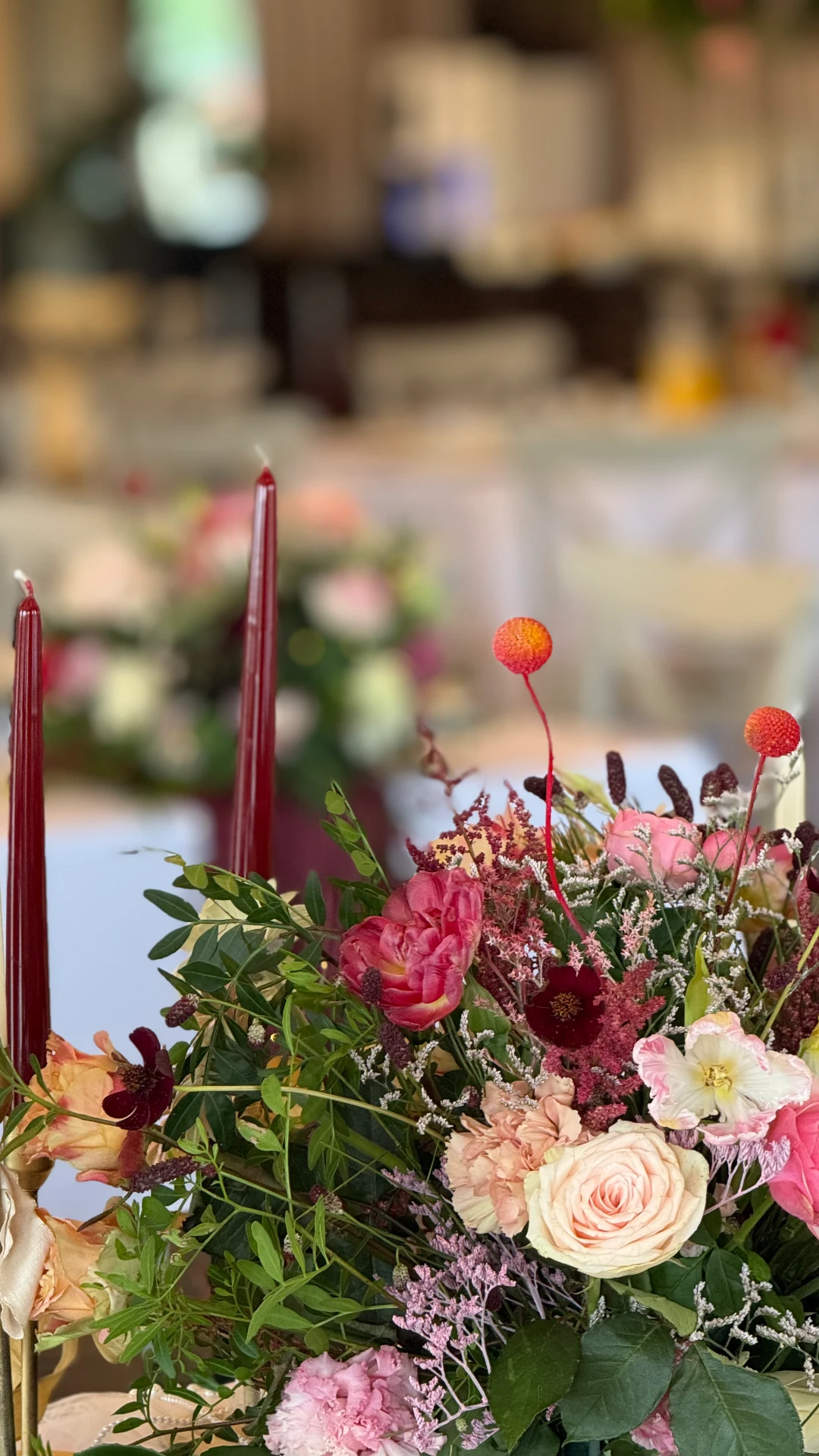 Kolorowy bukiet ślubny z kwiatów sezonowych, florystyka ślubna Wrocław